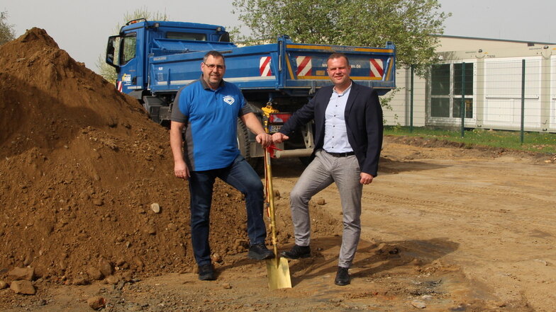 Ralf Buschan (l.), Vorstandsvorsitzender des Gewerbevereins, und Bürgermeister Stefan Schneider vollführten jetzt den ersten Spatenstich für die neue Freizeitanlage in Großröhrsdorf.