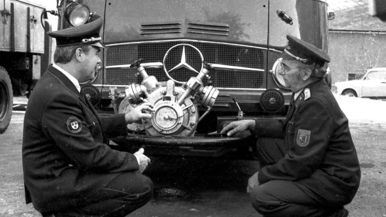 Die Wehrleiter Alois Schönweger und Günter Richter (re.) beim Fachsimpeln: Ein Mannschaftstransportwagen hat 1993 den Weg ins Osterzgebirge gefunden.