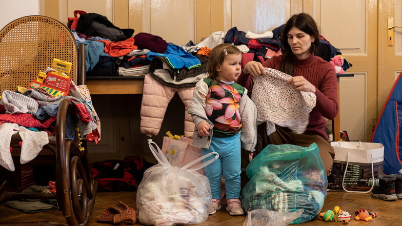 Familie Mühlbach hat in ihrem Bahnhotel in Dippoldiswalde privat ukrainische Flüchtlinge untergebracht. In diesem Zimmer werden Spenden für sie gesammelt.