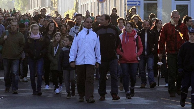 Beim Fackelumzug vom Nieskyer Rathaus zum Veranstaltungsort Rosensportplatz schlenderten Hunderte Familien teils mit brennenden Fackeln bestückt durch Niesky.