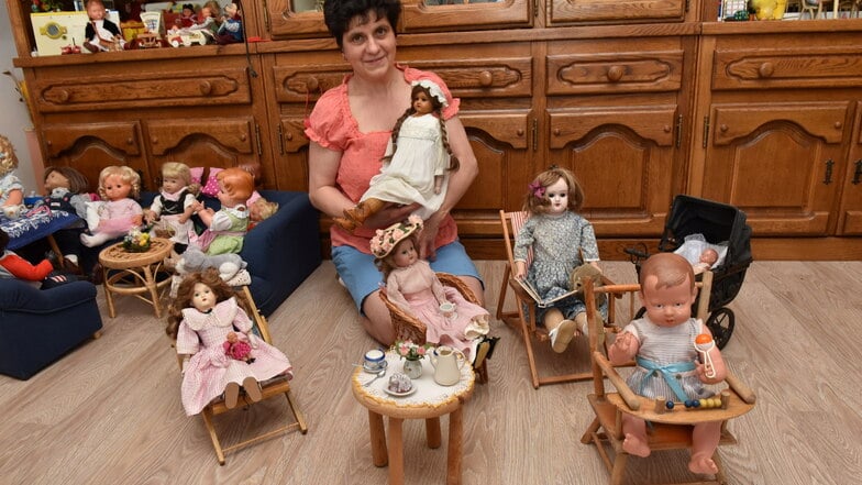 Heidrun Rohde aus Freital sammelt historische Puppen der Marke Juno, die in Freital hergestellt wurden.