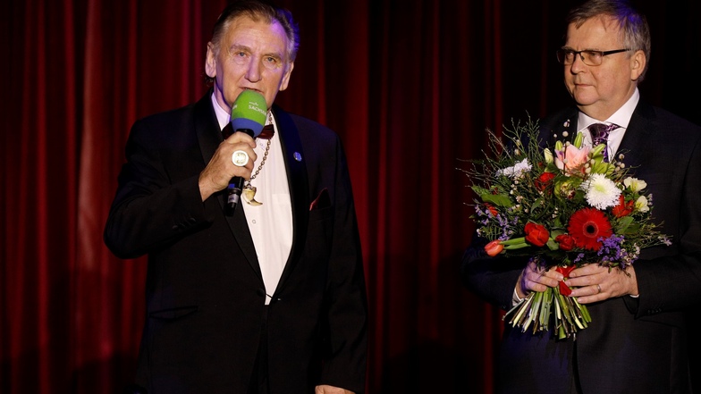 Helmut Grosscurth (r..), Präsident der Gesellschaft der Circusfreunde, ehrte Mario Müller-Milano in der Show.