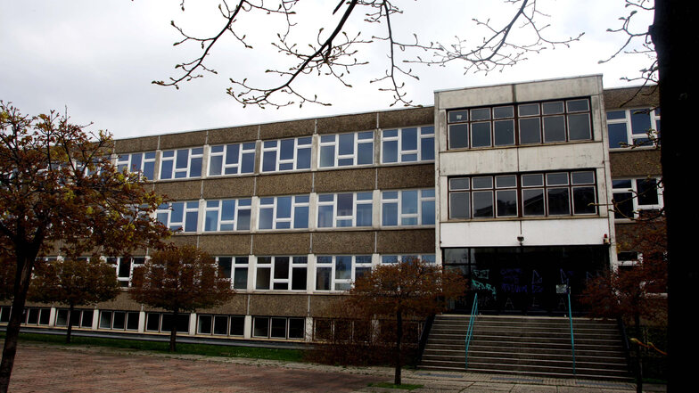 Der seit vielen Jahren leerstehende ehemalige Schulkomplex an der Ginsterstraße in Gorbitz.