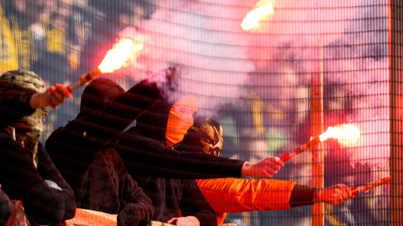 16.000 Zuschauer sind im Rudolf-Harbig-Stadion zugelassen - die aktive Fanszene der SGD fällt auch durch das Zünden von Pyrotechnik auf.