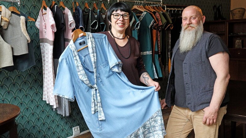Cornelia "Conny" Brühl und Peter Schaefer in ihrem Geschäft C&P Modemanufaktur. In dem Geschäft an der Hauptstraße soll künftig besondere Kleidung nicht nur verkauft, sondern auch produziert werden.
