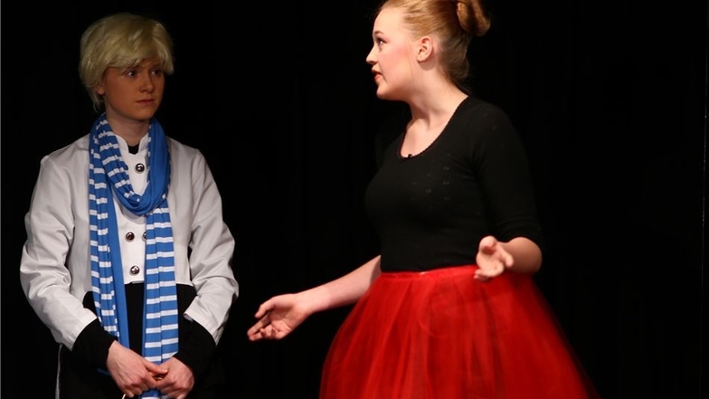 Die Jugendgruppe der Spielbühne Großenhain zeigte „Der kleine Prinz“, hier Lara Krause (l.) in der Titelrolle und Lea Göpel als Rose.