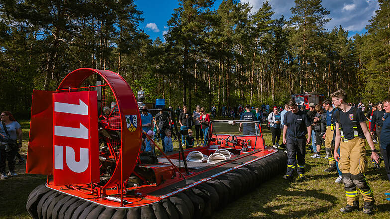 Das Hovercraft der Freiwilligen Feuerwehr Spreetal war bei der Jubiläums-Feier der Ortsfeuerwehr Lauta-Stadt eine besondere Attraktion.