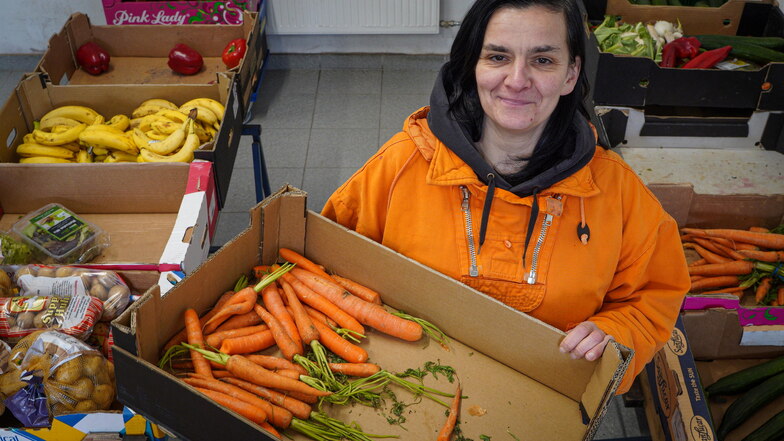 Silvana Schmotzer arbeitet ehrenamtlich bei der Bautzener Tafel, sie bereitet Gemüsekisten für die Ausgabe vor.