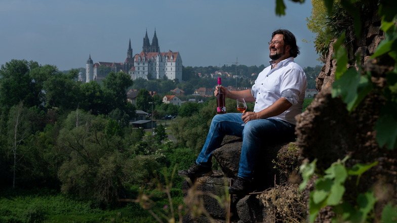 Der Meißner Winzer Andreas Kretschko hat gut Lachen: Endlich geht das normale Geschäft wieder los. Sein Wein reift mit besten Aussichten – zum Beispiel auf die Albrechtsburg.