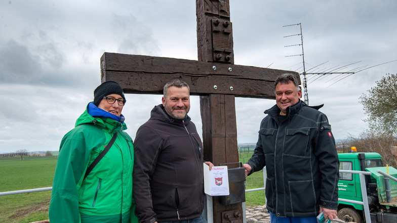 Kerstin und Jens Pigorsch (links) haben als Wanderwegewarte ihr erstes größeres Projekt abgehakt und die Roßweiner Gipfeltour ausgewiesen. Dafür wurde sogar ein Gipfelkreuz gebaut. Dabei hat unter anderem Bauschlosser Andre Burkhardt geholfen.