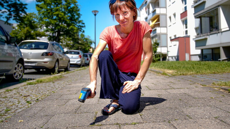 Franziska Reinfried vom Umweltamt Dresden, misst, wie sehr sich der Straßenbelag aufheizt.