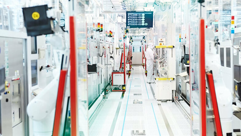 Vorreiter für die Industrie 4.0 – Infineon Technologies im Norden von Dresden. Hier wird im Reinraum gearbeitet.