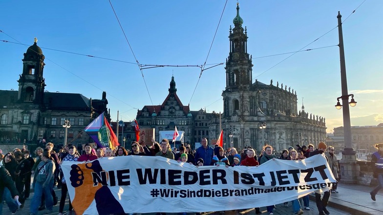 Tausende demonstrieren am Sonntag in Dresden gegen Rechtsextremismus.
