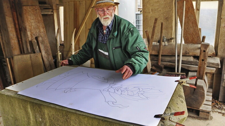 Peter Fischer arbeitet an seinem neuen Projekt. Das Maskottchen "Gerstin" der Lommatzscher Pflege soll in Stein gemeißelt werden.