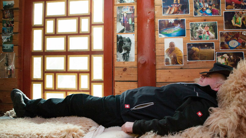 Tierparkdirektor Sven Hammer auf seinem Bett im Tibethaus im Görlitzer Tierpark: Hier verbringt er einen Teil der Silvesternacht.