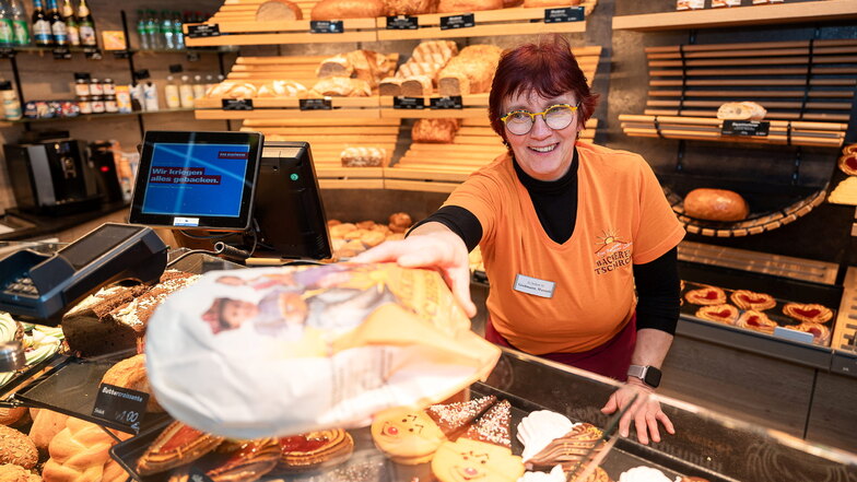 Manuela Grohmann ist Verkäuferin in der Bäckerei Tschirch in der Kunnerwitzer Straße. Sie kann jetzt auch wieder nachmittags ihre Kunden mit Backwaren bedienen.