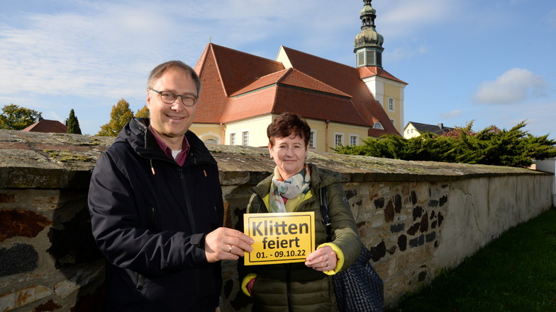 Pfarrer Daniel Jordanov und Ilona Medack, Vorsitzende des Bürgervereins Klitten, stehen nicht ohne Grund vor der Kirchenmauer. Auch sie hat eine Sanierung nötig. Wenn es nach der Gemeinde geht, schon im nächsten Jahr.