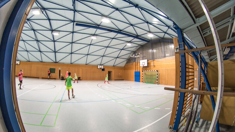 Die D-Jugend von Eintracht Niesky trainiert in der Sporthalle am Rosenplatz. Auch viele andere Vereine nutzen die Halle. Laut Nieskyer Sportstättenbilanz ist diese Leichtbauhalle durch einen Neubau zu ersetzen. Zu hoch wäre der Sanierungsaufwand.