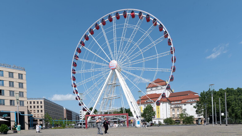 Schon seit ein paar Tagen steht es, ab Freitag dreht es sich auch für die Öffentlichkeit: Am Dresdner Postplatz wurde erneut das riesige "Wheel of Vision" aufgebaut. Zum Stadtfest Ende August wird es für viele Besucher ein Highlight sein.