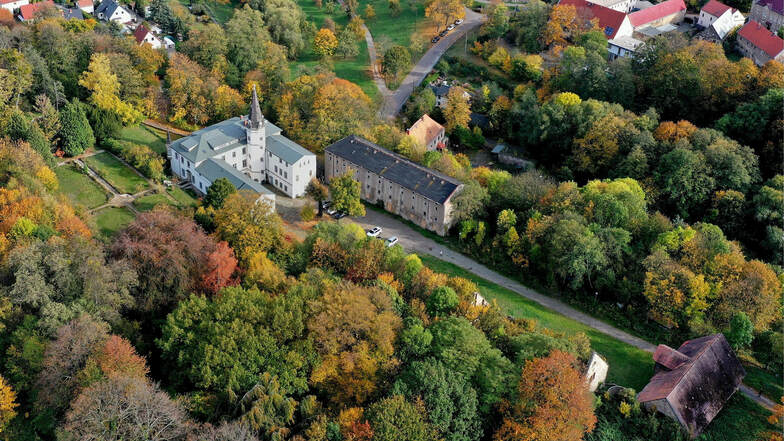 Das Schloss Nöthnitz bei Bannewitz von oben. Im Schlosspark wird am Sonntag ein Gottesdienst gefeiert.