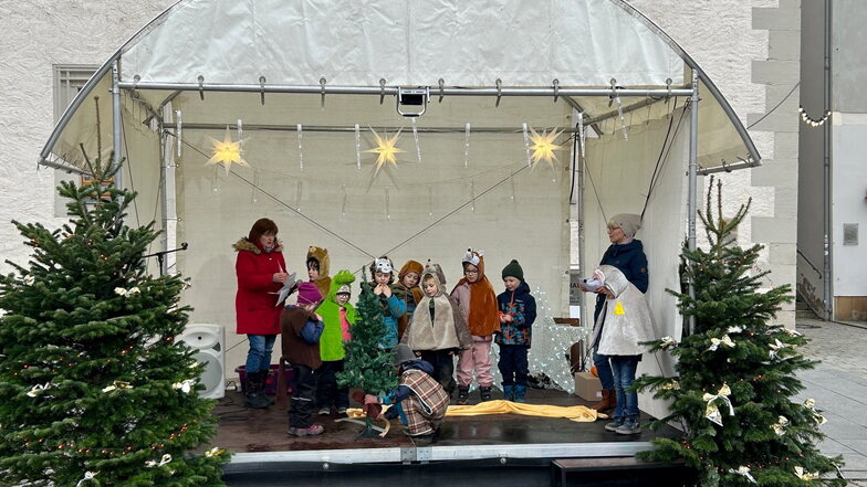 Auch die Kinder aus der Kita in Oberhäslich beteiligten sich am Dippser Weihnachtsmarkt