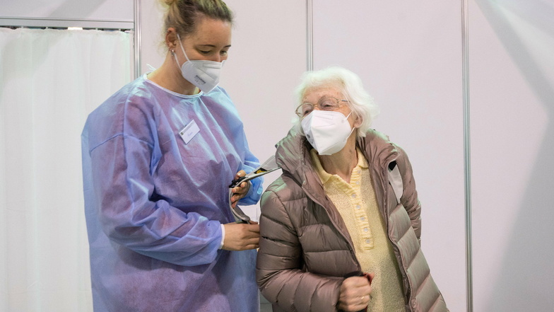 Margarethe Nebe (rechts) ist am Montag eine der ersten über 80-Jährigen, die im Dresdner Impfzentrum gegen Corona geschützt werden.