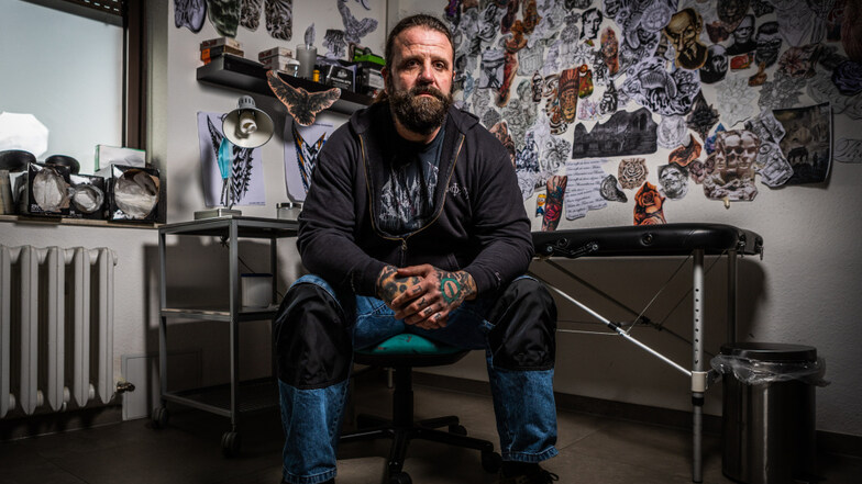 Hier behandelt Heiko Weber in seinem Tattoo-Studio Pain’ter sonst Kunden, gerade erinnern nur die Zeichnungen an die Tätigkeit. Er hofft, bald wieder tätowieren zu können. Sonst muss vielleicht ein Nebenjob her.