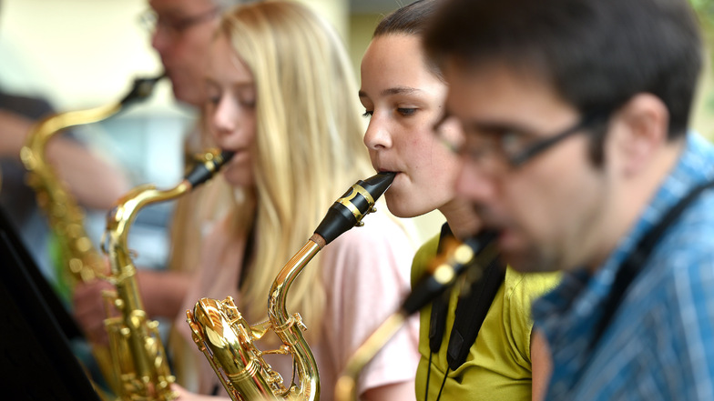 Das Sächsisches Saxophon-Orchester trat am Sonntag erstmals nach der Coronazeit wieder auf. Es spielte im DRK-Wohnpflegeheim in Zittau (Bild) und im Pflegeheim in Herrnhut.