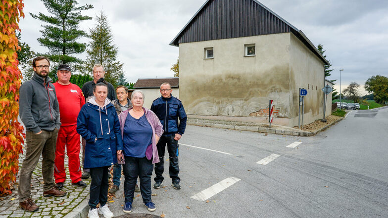 Daniel Mirtschink (l.) und weitere Anwohner der Salzenforster Straße in Bautzen fordern, dass auf der Straße eine Geschwindigkeitsbegrenzung eingeführt wird. Erst vor Kurzem hat es an der Kreuzung mit der Handrij-Zejler-Straße einen Unfall gegeben.