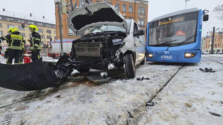 Durch Glätte auf der Straße kam es zu einem Unfall zwischen einem Transporter und einer Straßenbahn in Chemnitz.