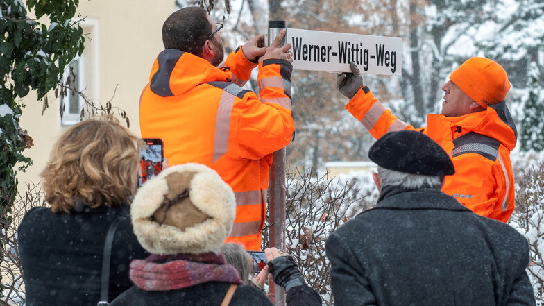 Zwischen der Moritzburger Straße und der Oberen Bergstraße wurde das Schild Werner-Wittig-Weg montiert. Neben OB Bert Wendsche waren auch Werner Wittigs Tochter Sabine Frey und sein Bruder Walther Wittig zugegen.
