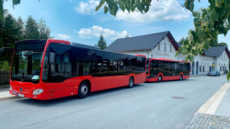 In Herrnhut ist es für die roten Busse der DB Regio Bus Ost und ihrer Vertragspartner wegen der Baustellen oft schwer, die Zeiten einzuhalten.