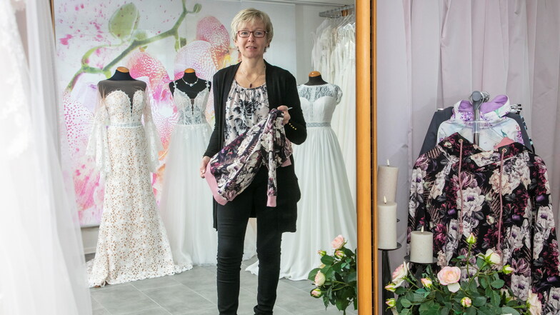Uta Vetter verkauft in ihrem Laden "L'amour - Braut- und Festmoden" auch Selbstgeschneidertes.