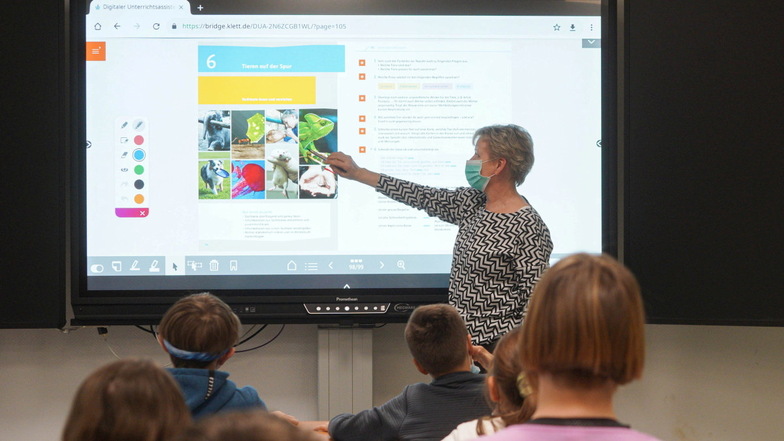 Silke Gierke , Deutsch- und Musiklehrerin an der Goethe-Oberschule in Wilthen, unterrichtet die 5. Klasse an einer der neuen digitalen Schultafeln.