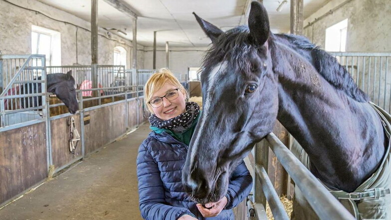 Kristin Kuhn und Bella Deluxe im Stall des PSV Am Geyersberg in Kodersdorf. Impfen soll die Pferde vor Herpes schützen.