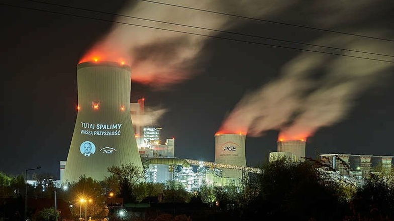 Der neue Kraftwerksblock, angestrahlt von Greenpeace und der Aussage ""Hier verfeuern wir unsere Zukunft".