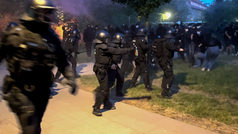 Mit Pfefferspray gingen die Polizisten teils gegen Demonstranten vor.