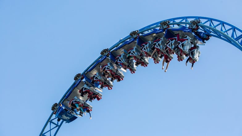 Besucher des Europa-Parks fahren mit der Achterbahn "Blue Fire": Hier hat es am Mittwoch erneut Probleme gegeben.