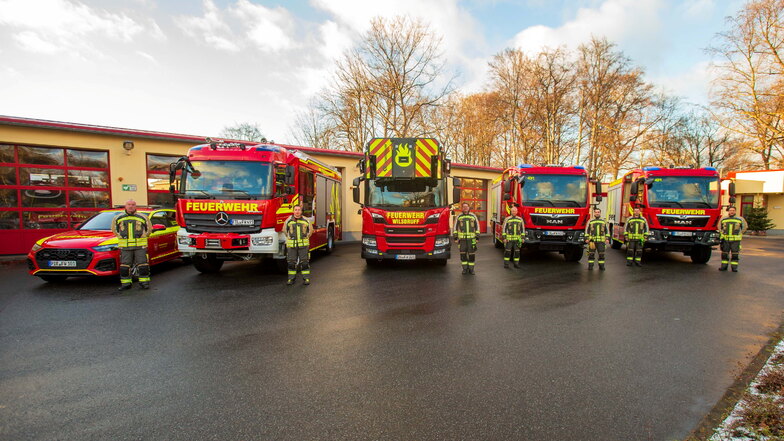 Die fünf neuen Feuerwehrfahrzeuge der Freiwilligen Feuerwehr Wilsdruff und ihre Fahrer: Falk Arnhold, Daniel Menzel, Daniel Quint, Christian Oertel, Stefan Wagner, Uwe Zschunke und Heiko Fritzsche (von links nach rechts).