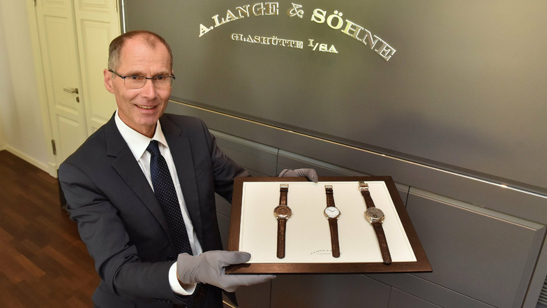 Arnd Einhorn, Pressesprecher der Lange Uhren GmbH, zeigt die drei neuen Uhrenmodelle.