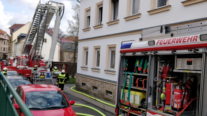 In der Gartenstraße in Dippoldiswalde ist am Donnerstagvormittag eine Wohnung im ersten Stock in Brand geraten. Die Feuerwehr kam gerade noch rechtzeitig.