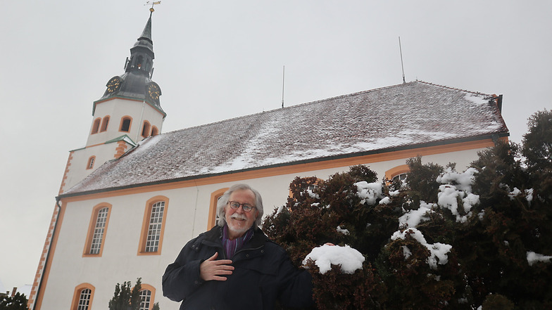 Wolfgang Kraus ist Architekt und lebt seit 1996 mit seiner Frau auf dem alten Vorwerk in Groß Särchen. Das Foto zeigt ihn vor der Evangelischen Kirche Groß Särchen.