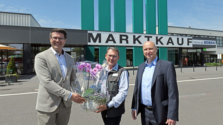 Sven Flößner (Mitte) hat Marktkauf Döbeln übernommen. Zu den Gratulanten gehörte Oberbürgermeister Sven Liebhauser (links) und Ralf Worlitschek, der für die selbstständigen Einzelhändler zuständige Geschäftsführer bei Edeka.