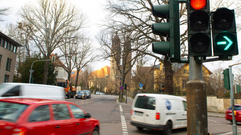 An der Kreuzung Reicker und Rayskistraße wurde der grüne Pfeil abgebaut und durch eine Ampel ersetzt. An dieser leuchtet der grüne Pfeil nur dann, wenn die Fußgänger um die Ecke Rot haben.
