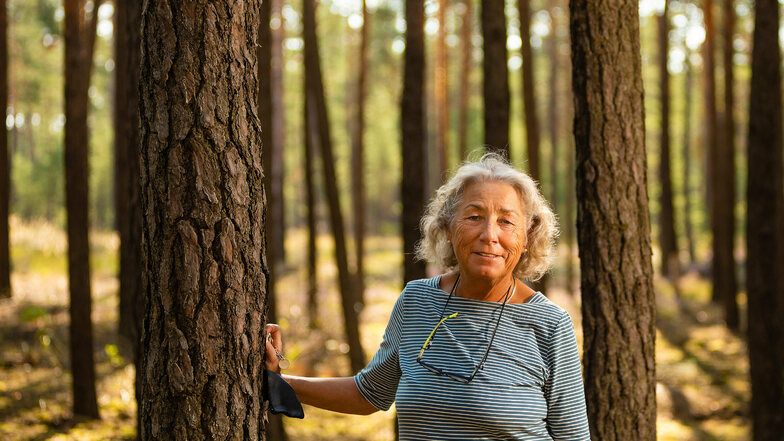 Waldbesitzerin Christina Schuster sorgt sich um ihre Bäume in Maukendorf bei Hoyerswerda. Das Grundwasser reicht nicht mehr bis an die Wurzeln.