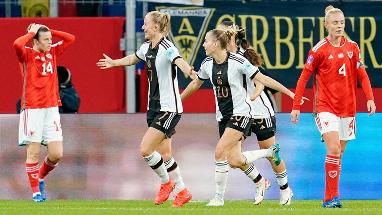 Deutschlands Torschützin Lea Schüller (2.v.l.) jubelt mit ihren Mannschaftskolleginnen über das Tor zum 1:0. Es sollte nicht ihr einziges bleiben.