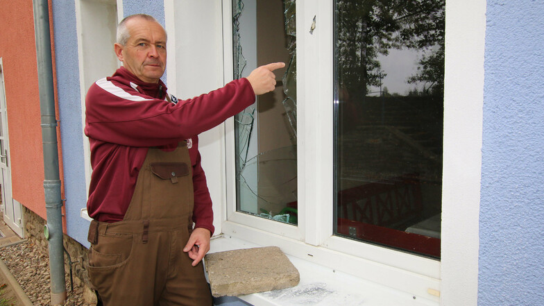Hausmeister Andreas Kügler zeigt auf die kaputte Fensterscheibe. Einbrecher sind in der Nacht zum Dienstag in den „Checkpoint“ Massanei eingestiegen. Die vorübergehende Schließung des Treffs hat damit aber nichts zu tun.