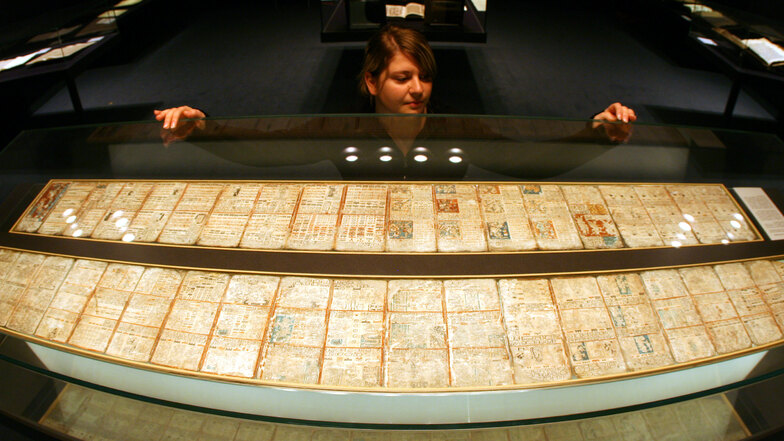 Der Dresdner Maya Codex:  Er besteht aus 39 Blättern aus Rindenbast, die in zwei Streifen mit einer Gesamtlänge von 3,56 Metern zwischen Glasplatten liegen.