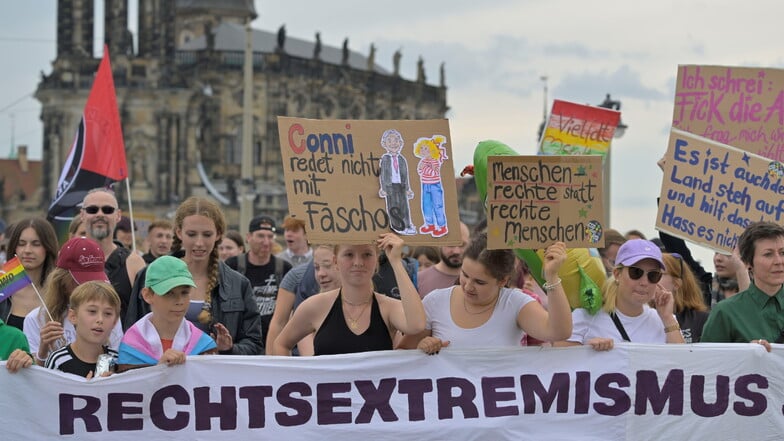 Tausende sind am Sonntag in Dresden auf die Straße gegangen, um gegen Rechtsextremismus zu demonstrieren.