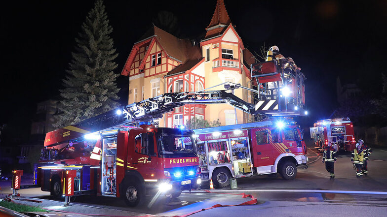 Feuerwehr löscht Brand in Mehrfamilienhaus im Kurort Hartha